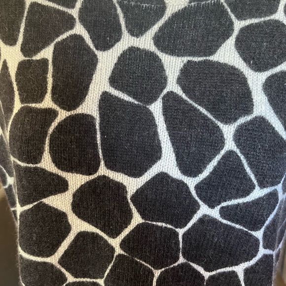 Carole Little Silk Angora Blend Giraffe Animal Print Short Sleeve Sweater - Picture 3 of 7